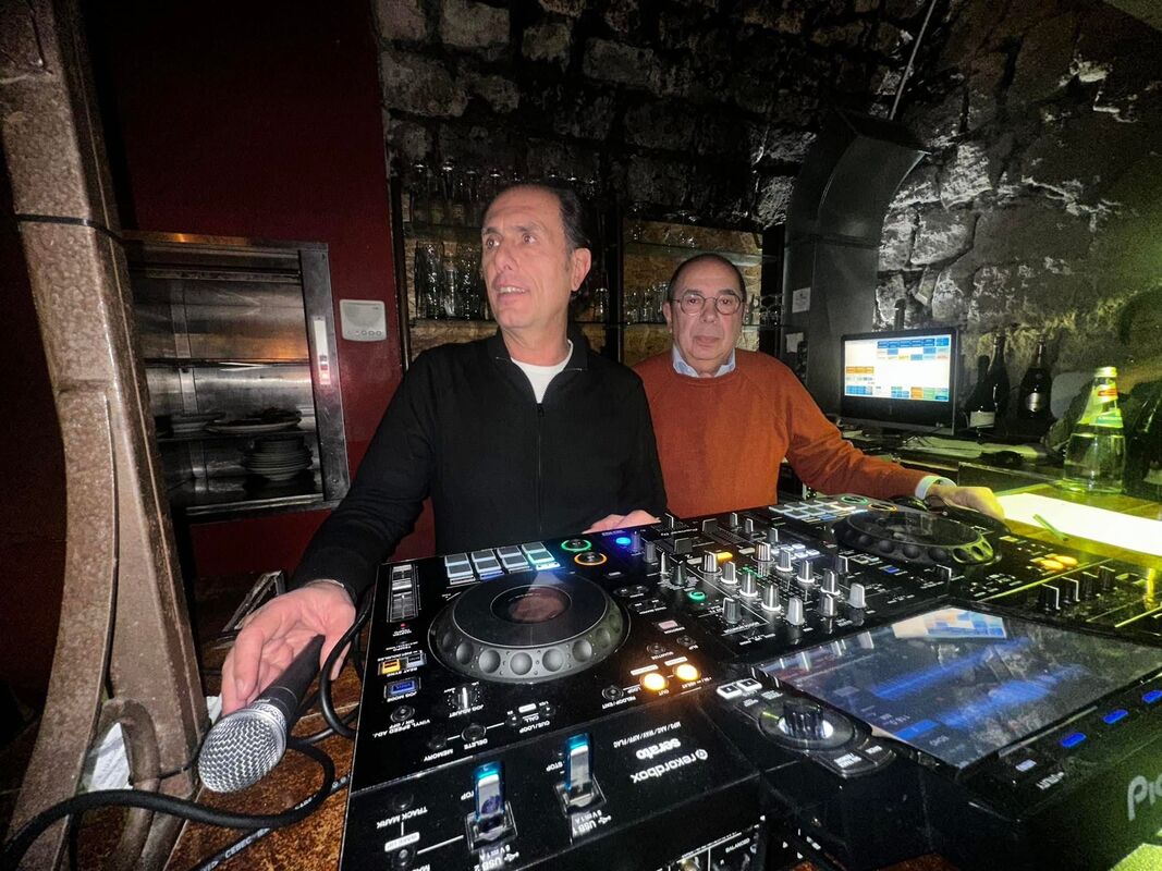 Sasà Capobianco 'The Doctor', fondatore di Radio Kiss Kiss e pioniere della radio libera in Campania, ritratto durante un evento commemorativo della sua carriera